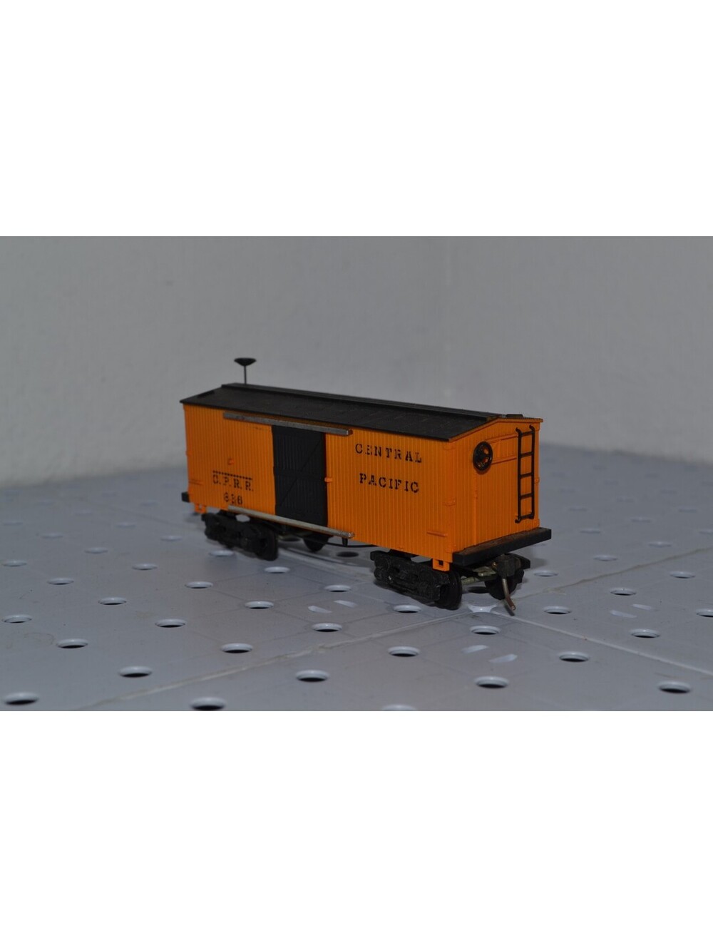 Vintage HO Scale Central Pacific Railroad Car 836 Mantua Boxcar Kadee Couplers - Picture 3 of 5
